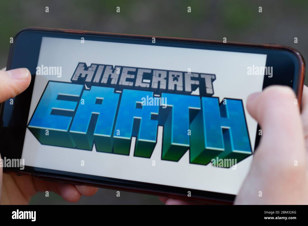 New York, USA - 1. Mai 2020: Minecraft Earth App Logo Nahaufnahme auf dem Handy-Bildschirm, illustrative Editorial Stockfoto