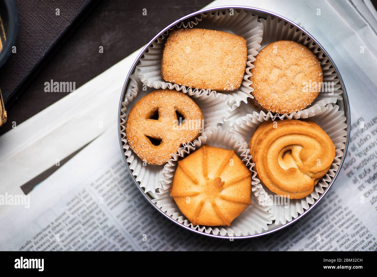 Cookies mit Lesematerial für die Zeit der Spechtqualität zu Hause Stockfoto