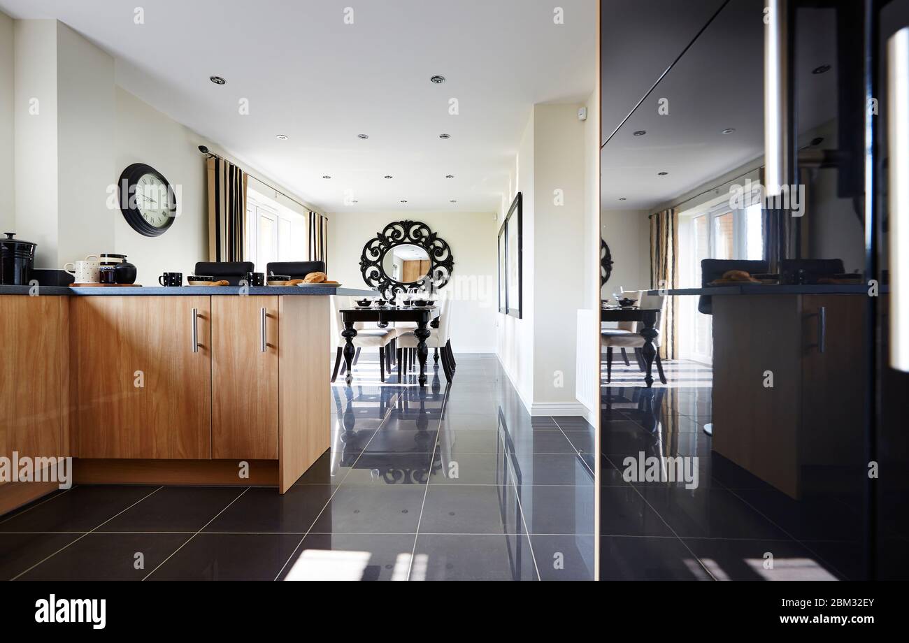 Aufnahme einer modernen und stilvollen Luxusküche in einer Wohnung Stockfoto