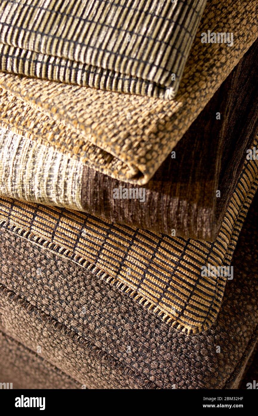 Nahaufnahme verschiedener Arten von Teppichen und Kissen auf dem Boden Stockfoto