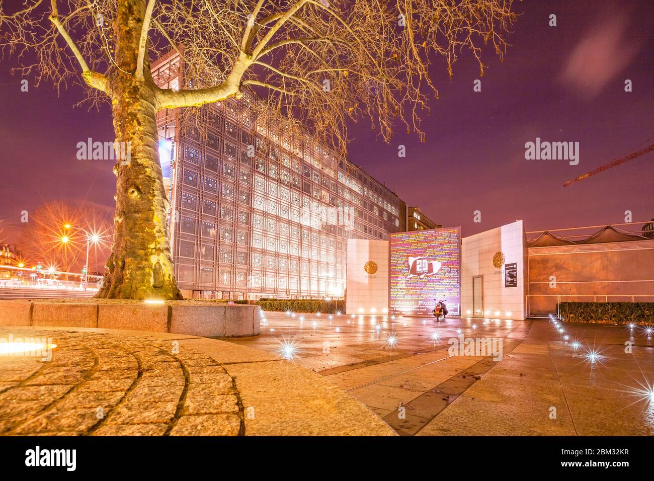Institut du Monde Arabe (Institut für arabische Welt) und Museum in Paris Frankreich bei Nacht Stockfoto