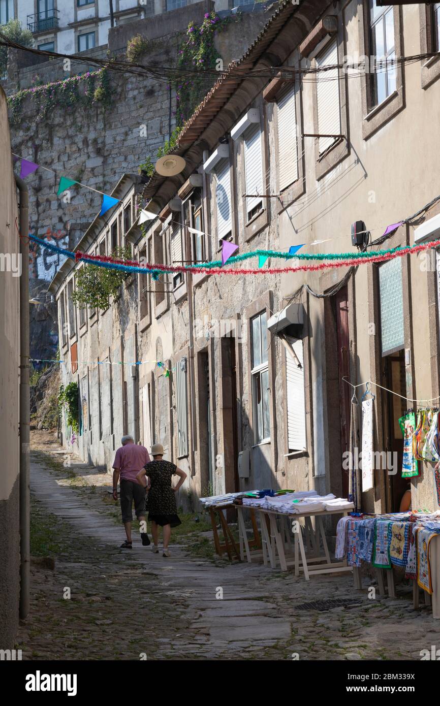 Ältere Paare, die durch die Straßen von Porto, Portugal Stockfoto
