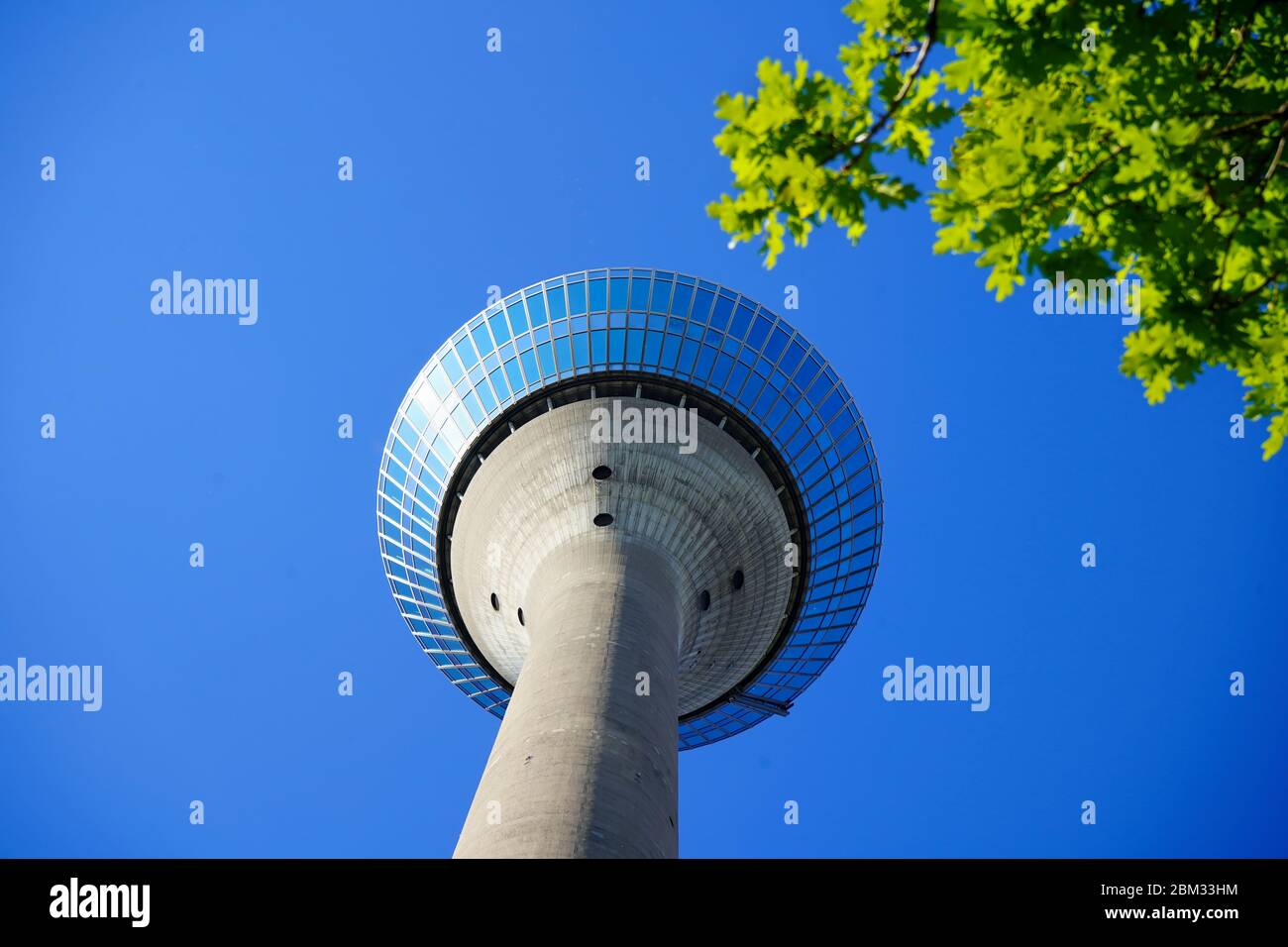 Rheinturm, Düsseldorfs berühmtes Wahrzeichen. Es ist 240.5 Meter hoch und wurde von 1979 - 1982 gebaut. Stockfoto