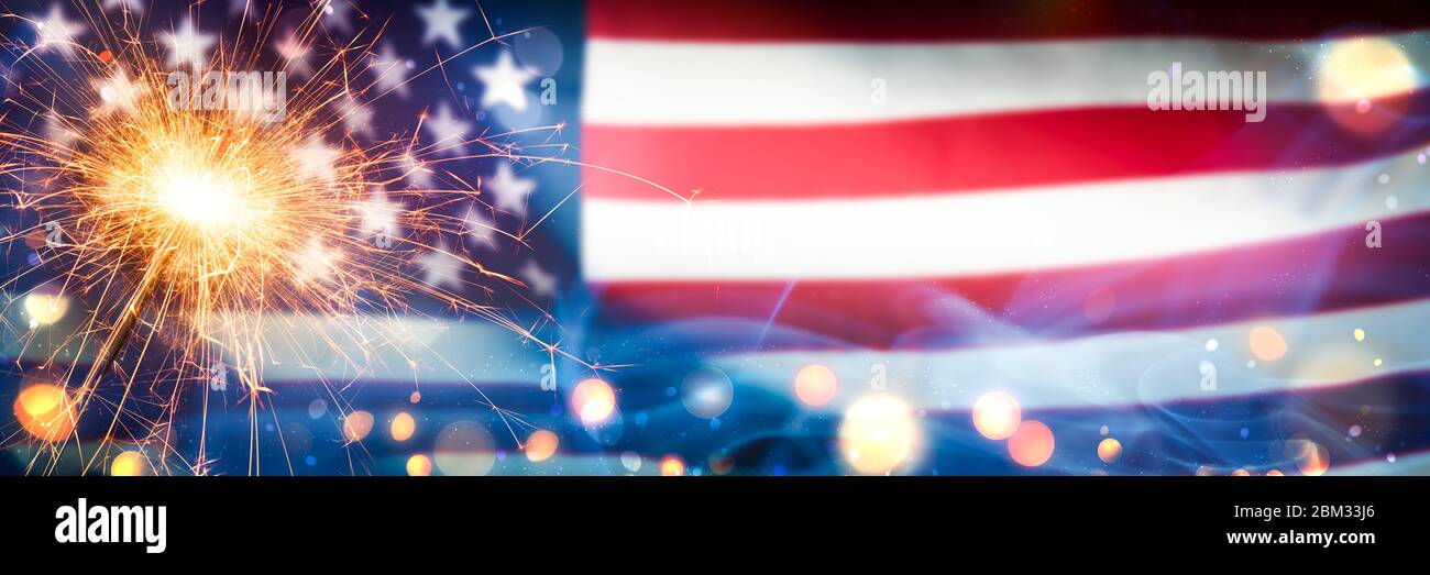 Funker Mit Bokeh Und Rauch Auf Amerikanischer Flagge Hintergrund - Independence Day Celebration Konzept Stockfoto