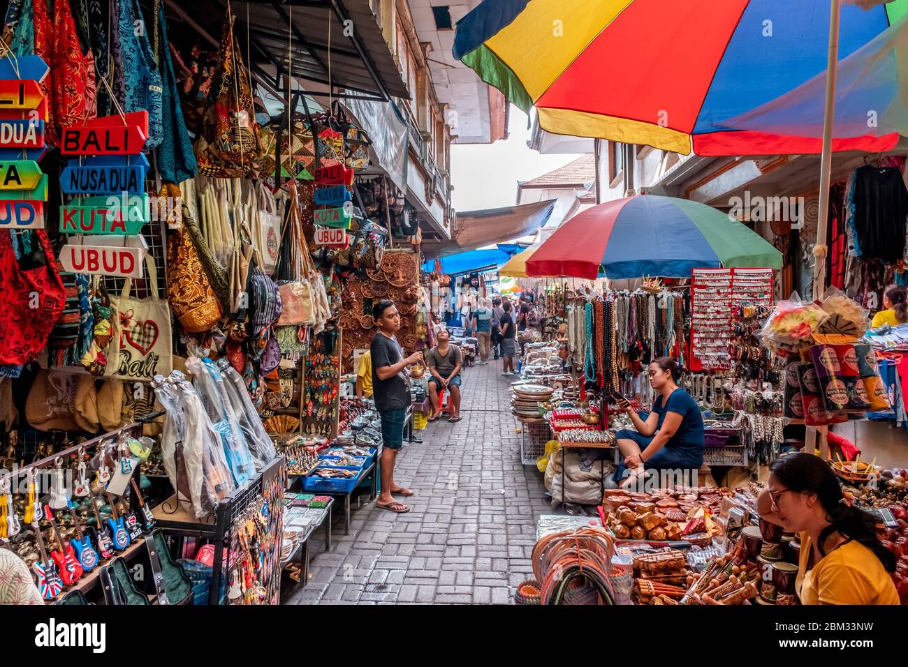 Touristen besuchen den Ubud Markt oder bekannt als Ubud Art Market Stockfoto