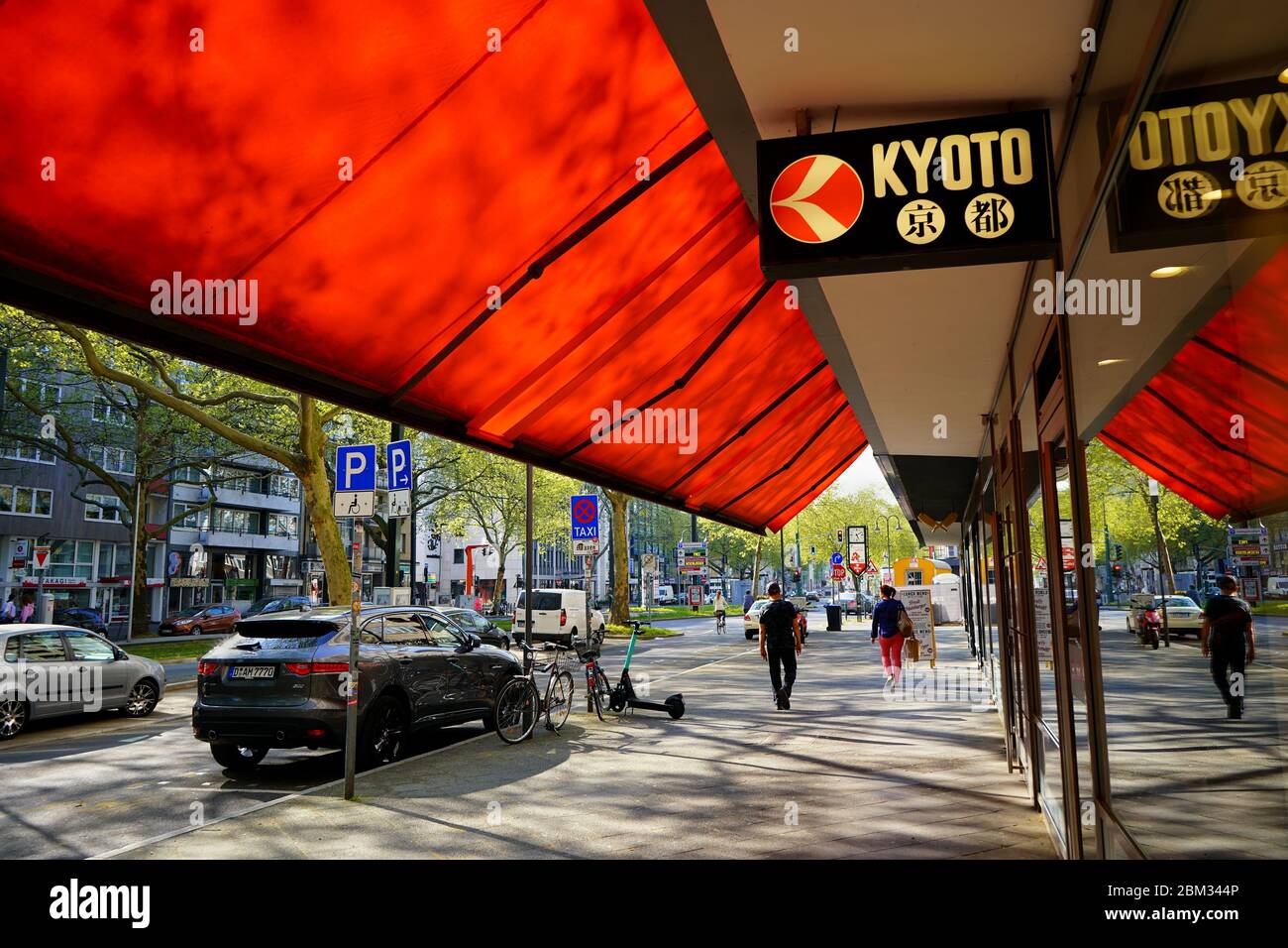 Blick auf die Immermannstraße in der Düsseldorfer Innenstadt. Das japanische Viertel ist sowohl bei Touristen als auch bei Einheimischen beliebt. Stockfoto