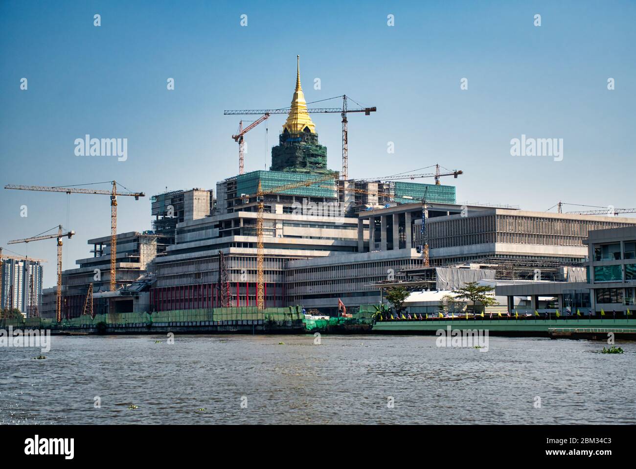 Bangkok, Thailand 01,04,2020: Neuer Parlamentskomplex Thailands am Ufer des Chao Phraya River im Bau Stockfoto