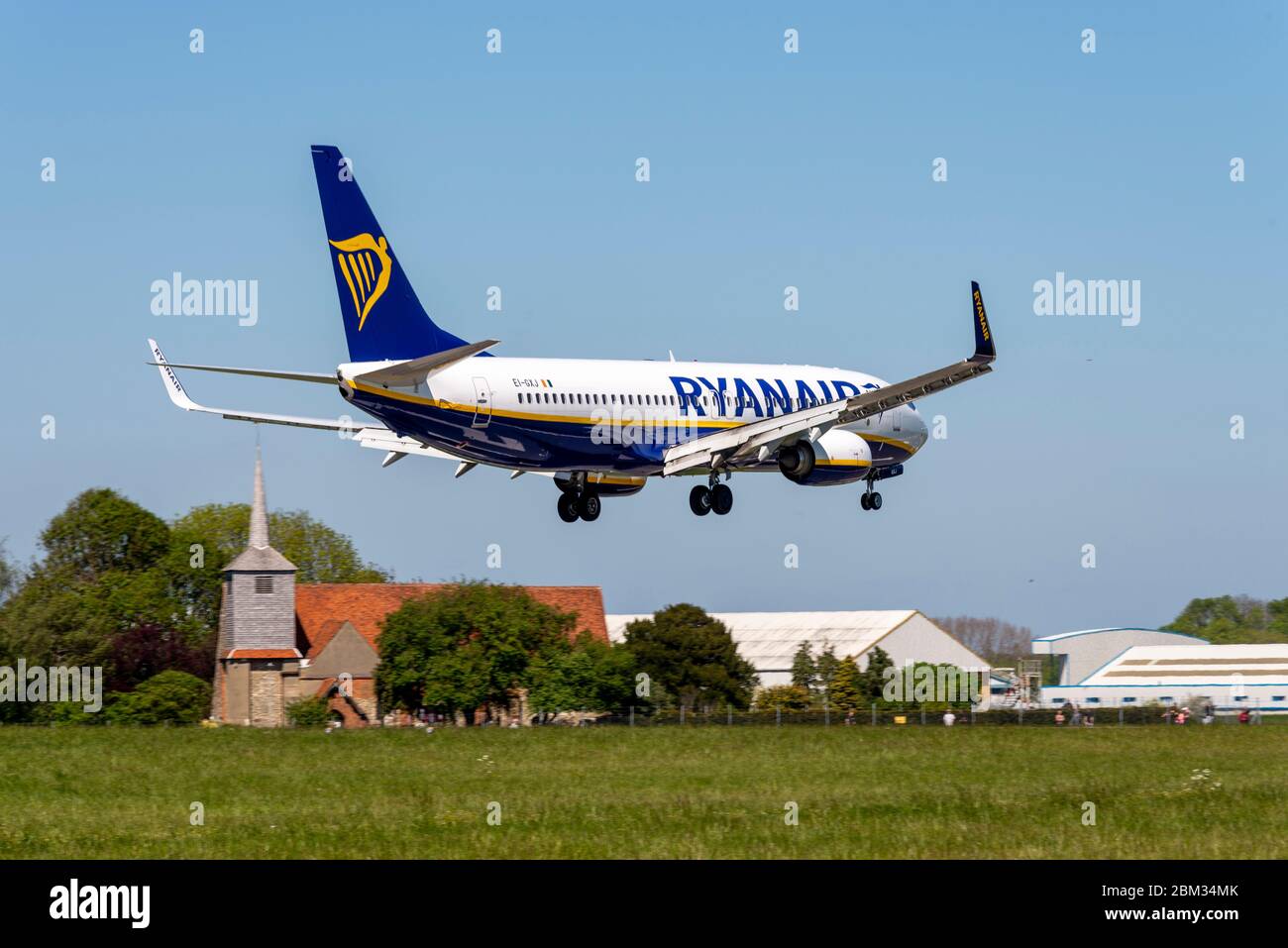 Ryanair Boeing 737 Jet-Flugzeug Durchführung eines kurzen Wartungsflug am Flughafen London Southend während COVID-19 Coronavirus Sperrung. Lagerung, Test Stockfoto