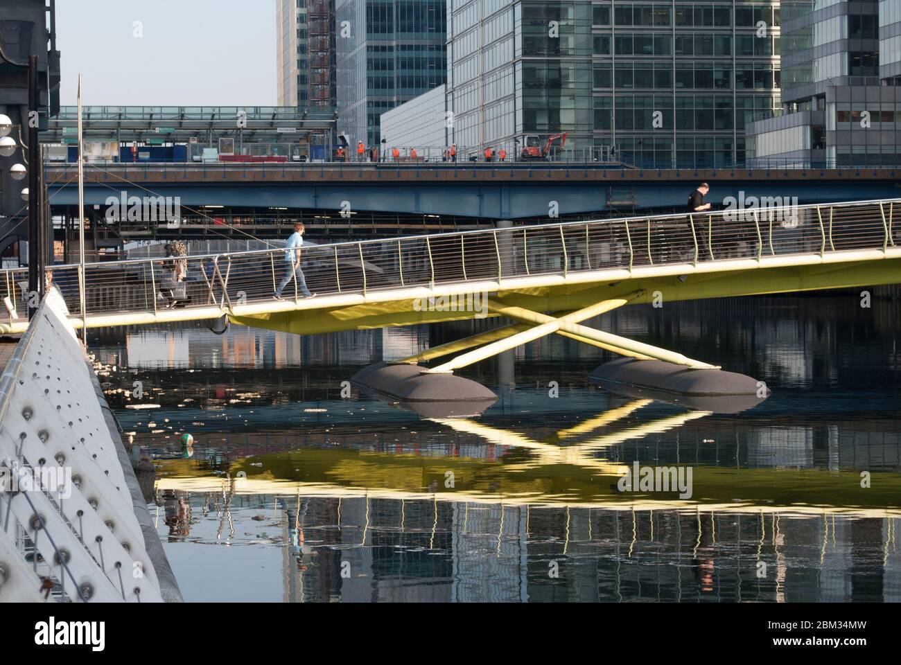 Fluoreszierende Schwimmbrücke West India Quay, London, E14 von Jan Kaplicky Amanda Levete Future Systems Architects Stockfoto