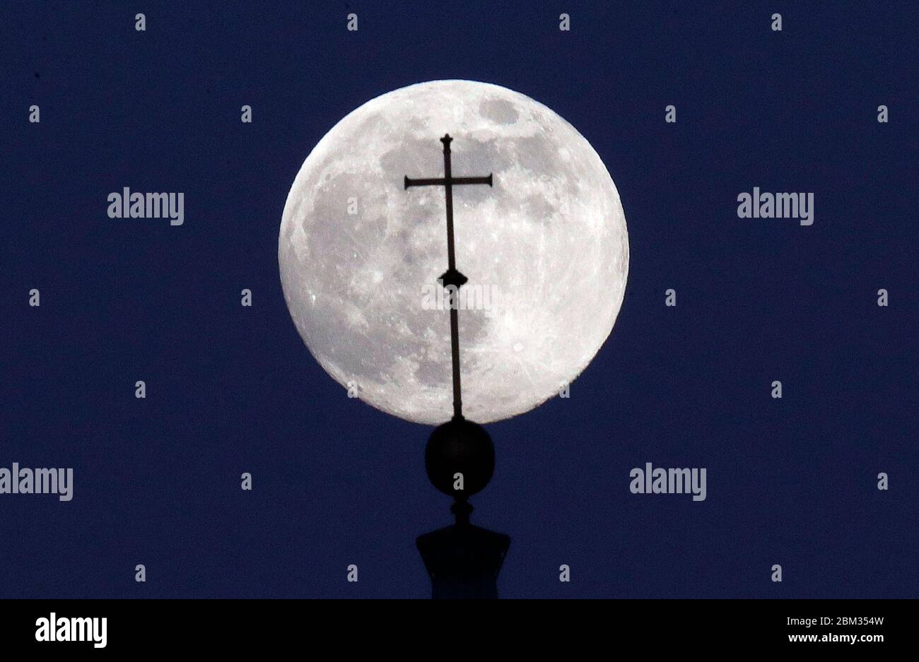 Loughborough, Leicestershire, Großbritannien. Mai 2020. Wetter in Großbritannien. Der letzte Supermond des Jahres, bekannt als Blumenmond, erhebt sich hinter dem Carillon, das 1923 als Kriegsdenkmal errichtet wurde. Credit Darren Staples/Alamy Live News. Stockfoto