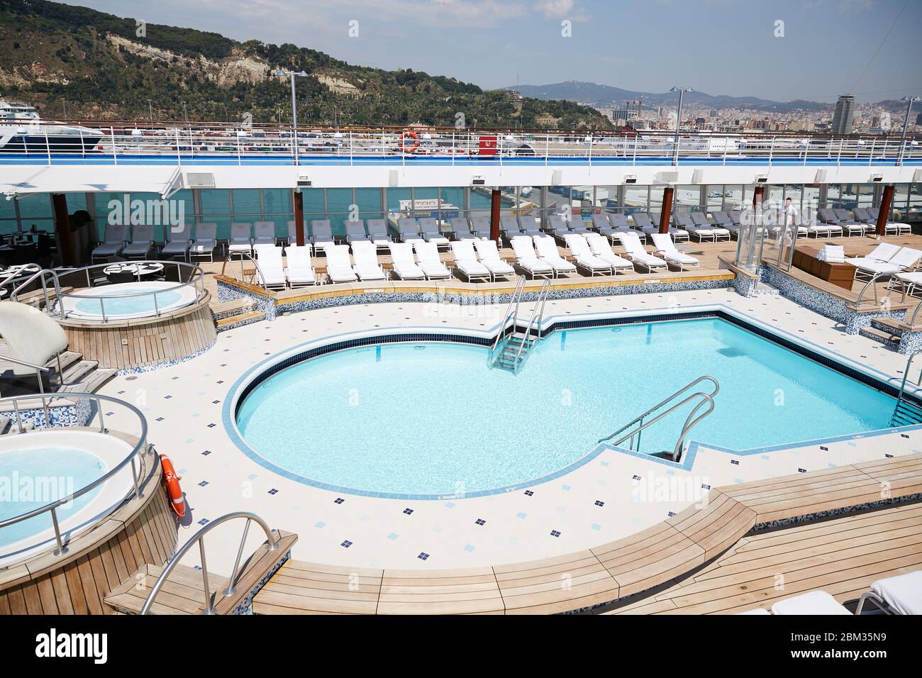 Ein leerer Swimmingpool liegt auf einem leeren Deck auf einem leeren Kreuzfahrtschiff Stockfoto