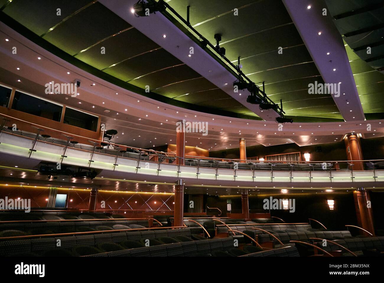Ein extravagantes und farbenfrohes Theater steht leer auf einem Luxuskreuzfahrtschiff Stockfoto