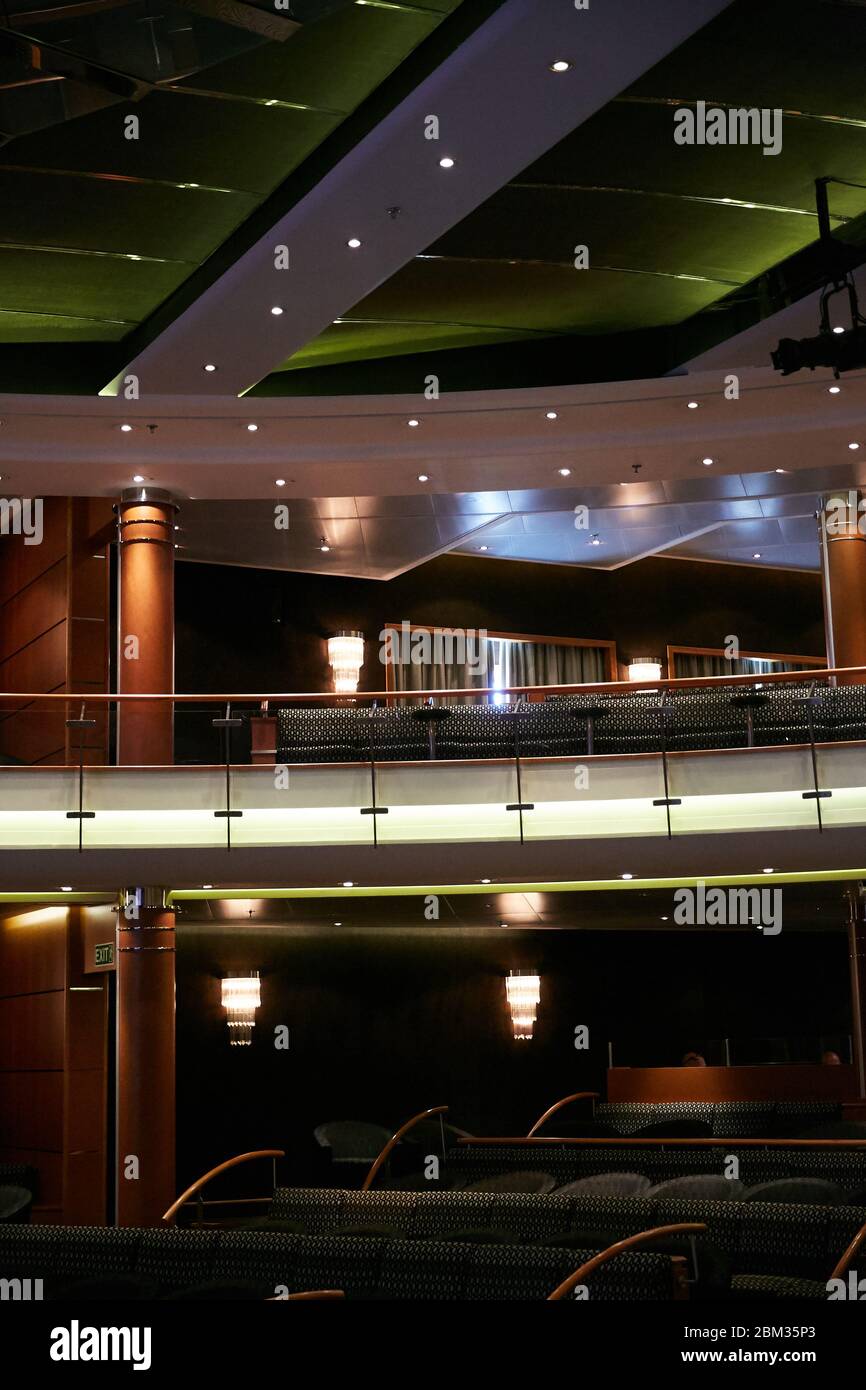 Ein extravagantes und farbenfrohes Theater steht leer auf einem Luxuskreuzfahrtschiff Stockfoto