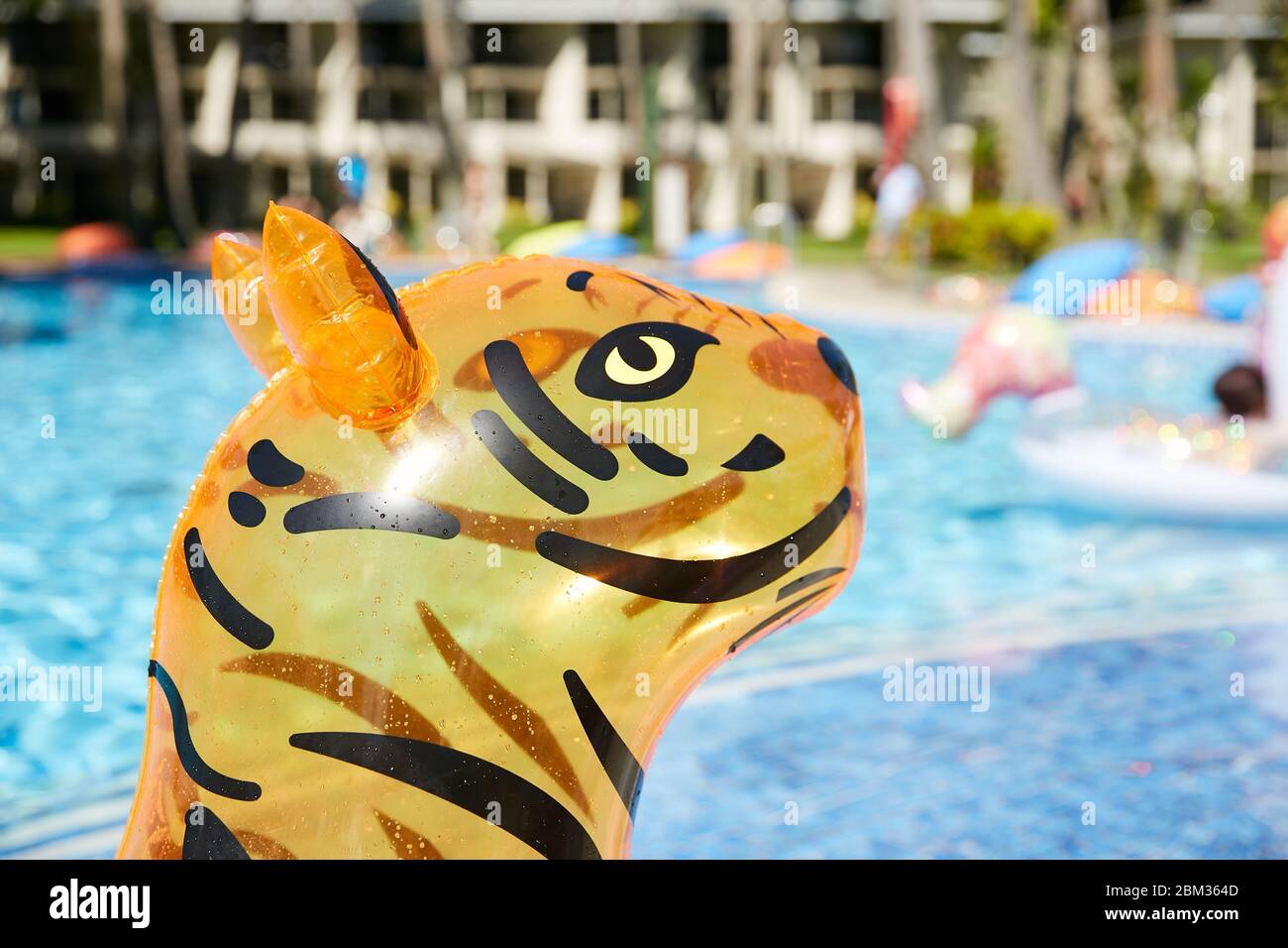 Ein aufblasbarer Schwimmbadfloatie eines Tigers schwebt in einem Resort in Mexiko Stockfoto
