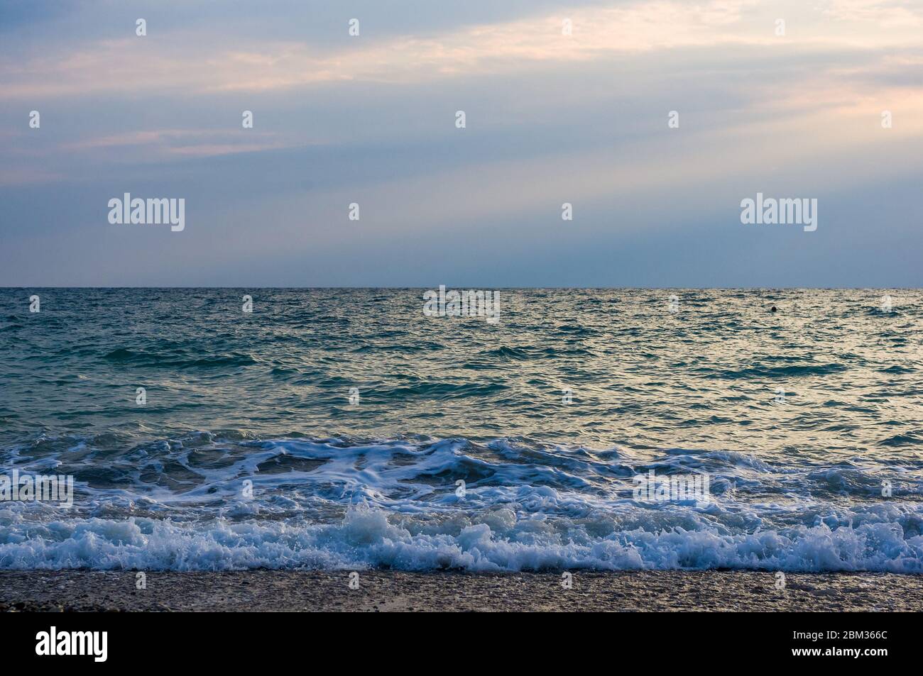 Erstaunliche Meer Sonnenuntergang, Sonne, Wellen, Wolken Stockfoto