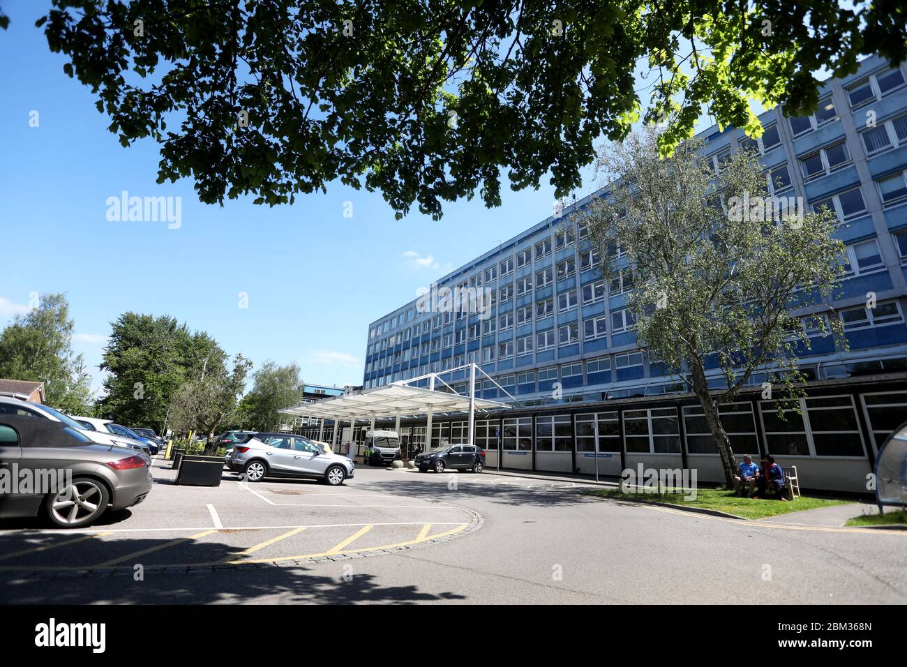 Allgemeine Ansichten des NHS-Logos außerhalb des Crawley Hospital, Crawley, West Sussex, Großbritannien. Stockfoto