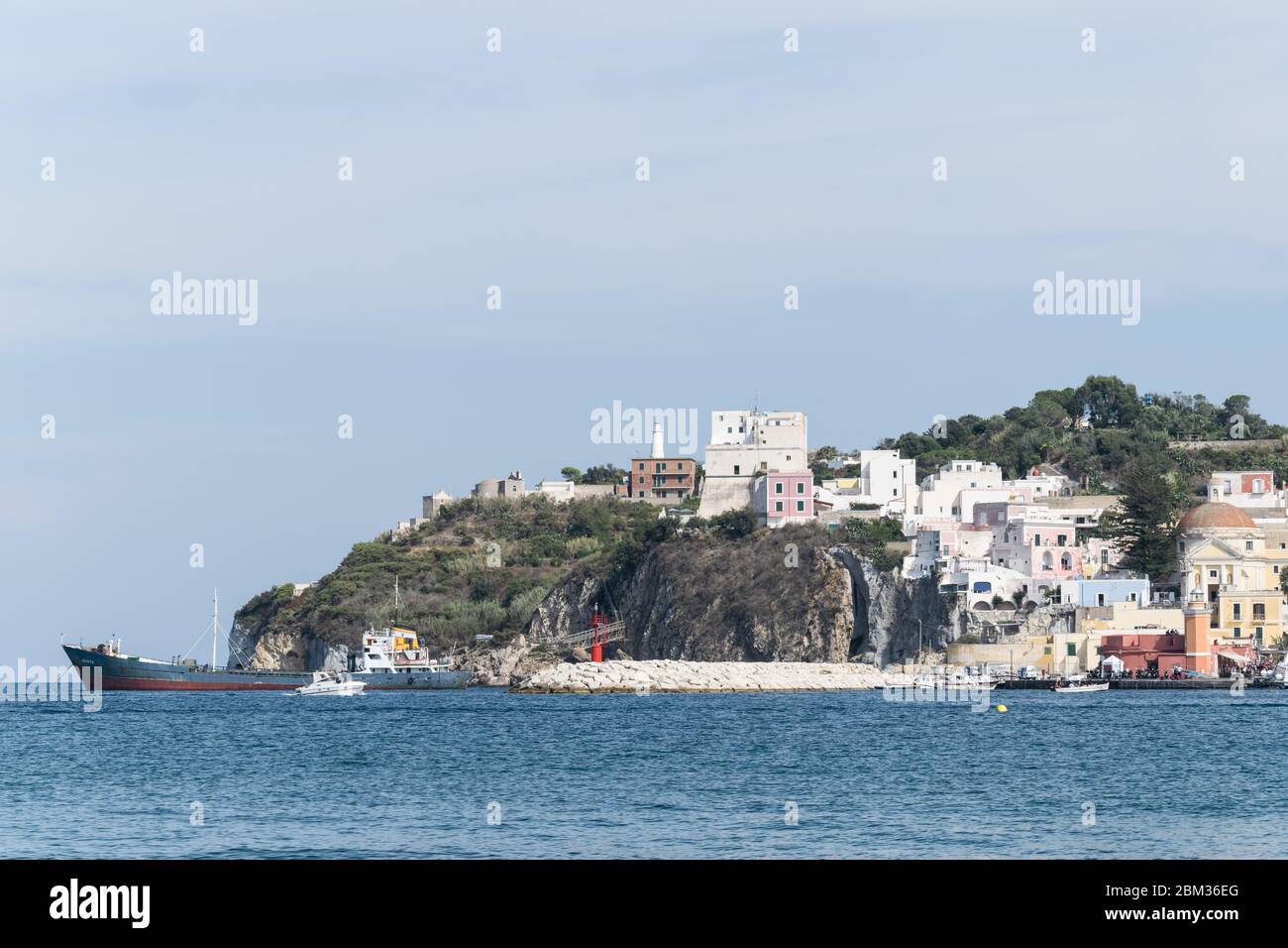 Einige charakteristische farbige Häuser von Ponza mit Blick auf den Hafen Stockfoto