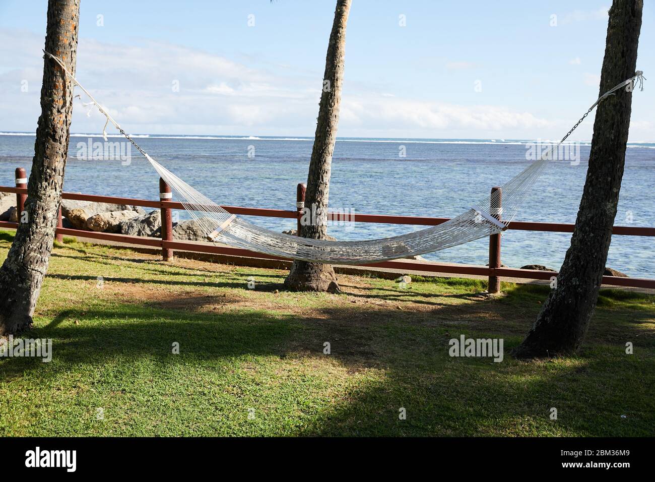 Eine Hängematte zwischen Palmen am Meer erwartet Entspannung für einen Touristen auf der Insel Fidschi Stockfoto