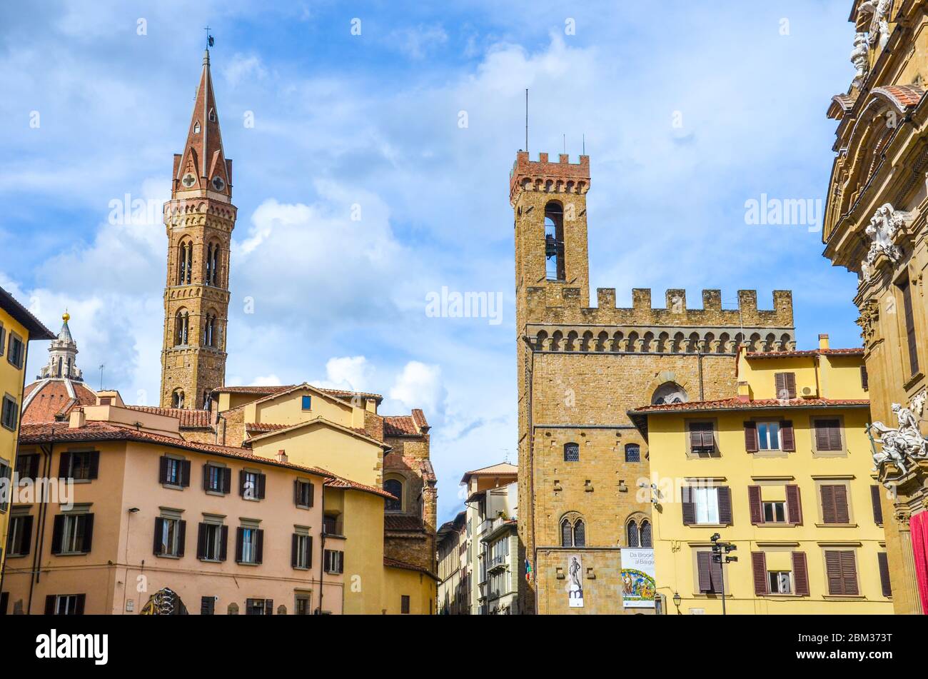 Florenz, Toskana, Italien - 31. März 2018: Der Turm der Badia Fiorentina und das Nationalmuseum von Bargello im historischen Zentrum der schönen italienischen Stadt. Horizontales Foto. Stockfoto