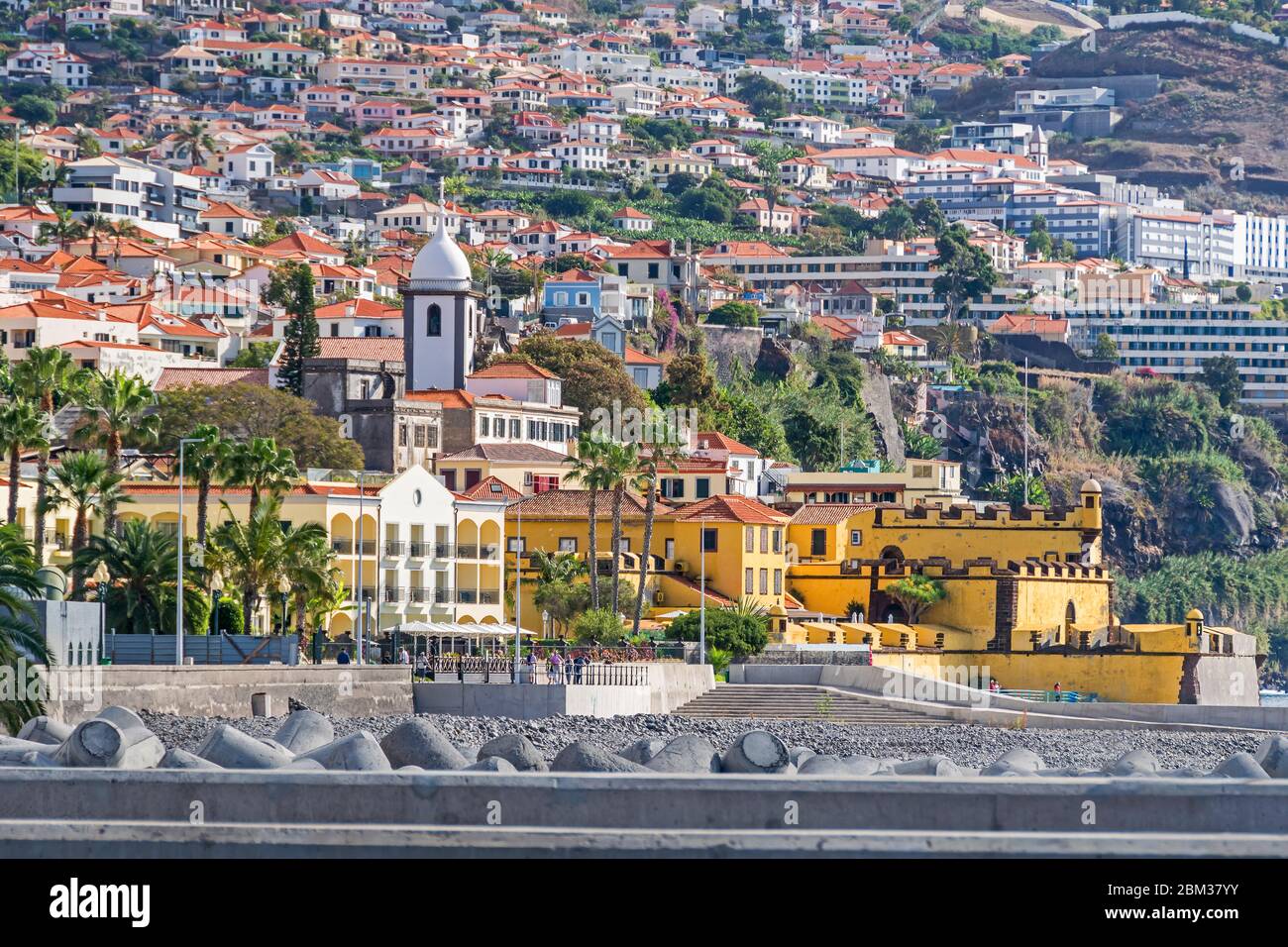 Funchal, Portugal - 10. November 2019: Historisches Zentrum (Zona Velha) mit der Uferpromenade der Bucht von Funchal, Fort von Sao Tiago, dem Turm der Bar Stockfoto