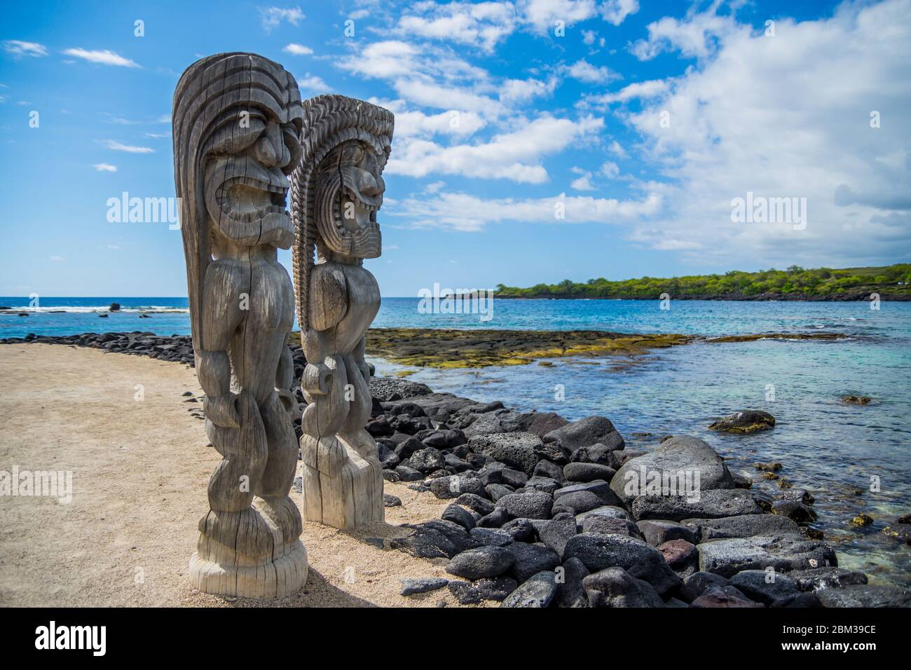 Holzschnitzerei im hawaiianischen Stil Puʻuhonua O Hōnaunau National Historical Park, Big Island, Hawaii Stockfoto