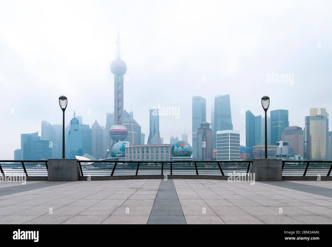 Die Skyline von Shanghai im Nebel von der Uferpromenade Bund entlang des Huangpu Flusses, China, aus gesehen. Stockfoto