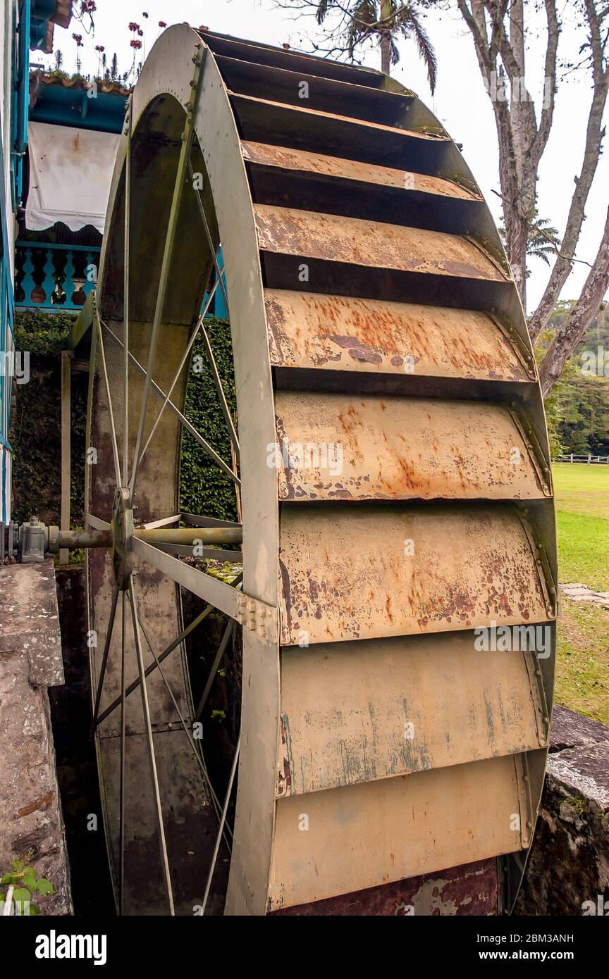 Altes Wasserrad, aus Eisen, in historischen Bauernhof, Barra do Pirai, Rio de Janeiro, Brasilien Stockfoto