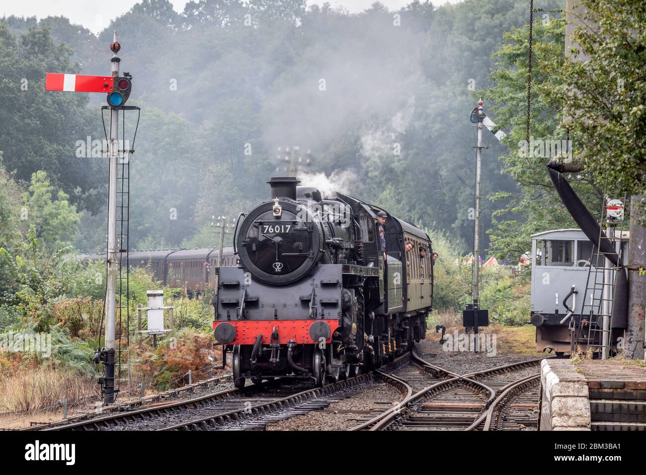 BR 2-6-0 '4MT' Nr. 76017 kommt in Highley auf der Severn Valley Railway während ihrer Herbst-Dampfgala an Stockfoto