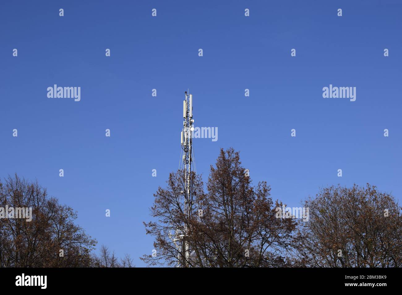 Telekommunikation Turm von 4G und 5G-Mobilfunk. Basisstation oder Base Transceiver Station. Drahtlose Kommunikation Antenne Sender. Telekommunikation Stockfoto