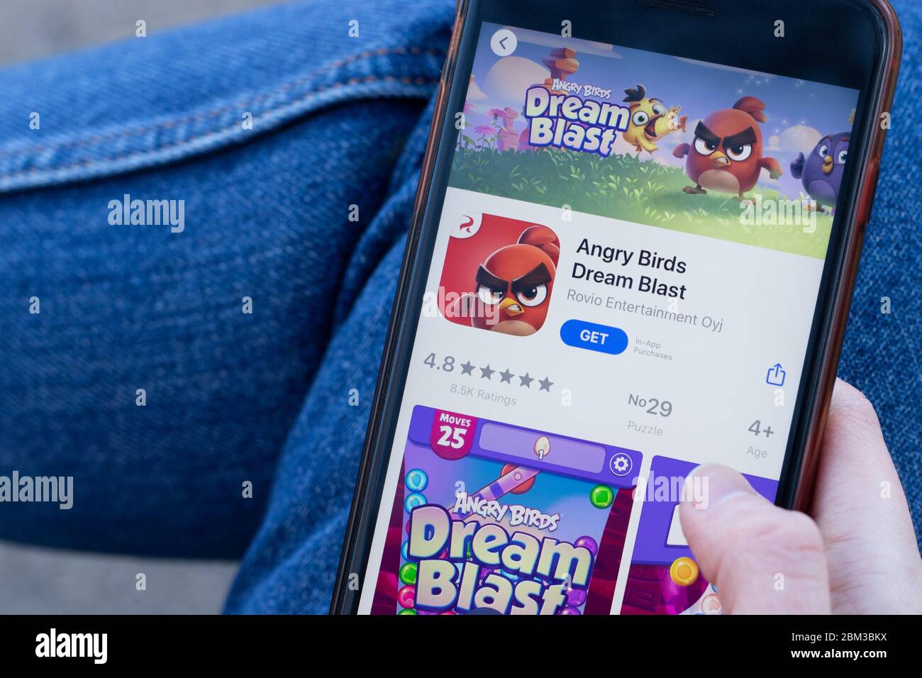 New York, USA - 1. Mai 2020: Angry Birds Dream Blast App-Logo Nahaufnahme auf dem Telefonbildschirm, illustrative Editorial Stockfoto