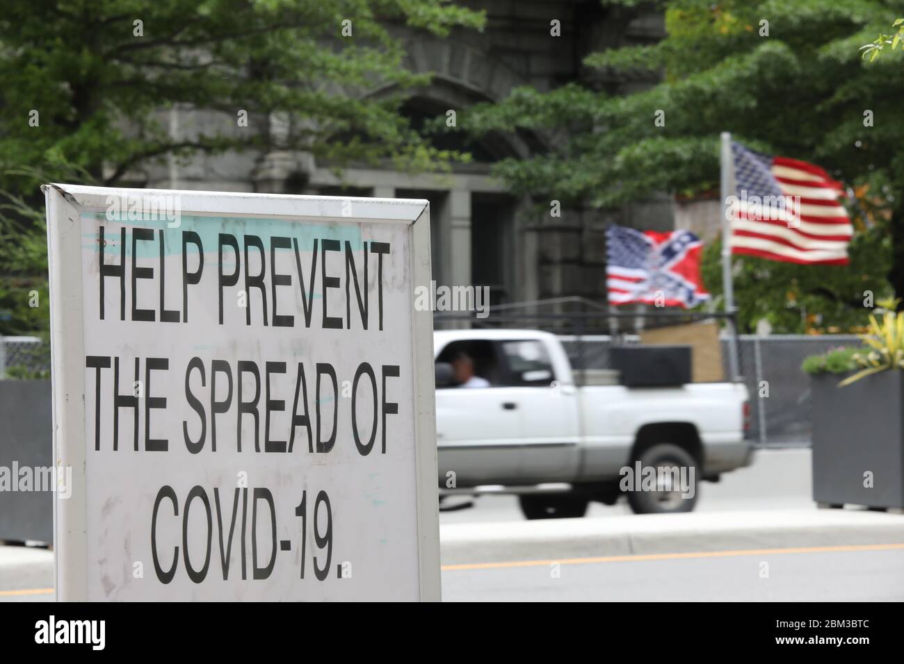 Richmond, Virginia, USA. Mai 2020. Am 6. Mai versammelten sich Menschen im Virginia State Capitol, um gegen die Regierung zu protestieren. Northams „Stay-at-Home“-Bestellungen. Stockfoto