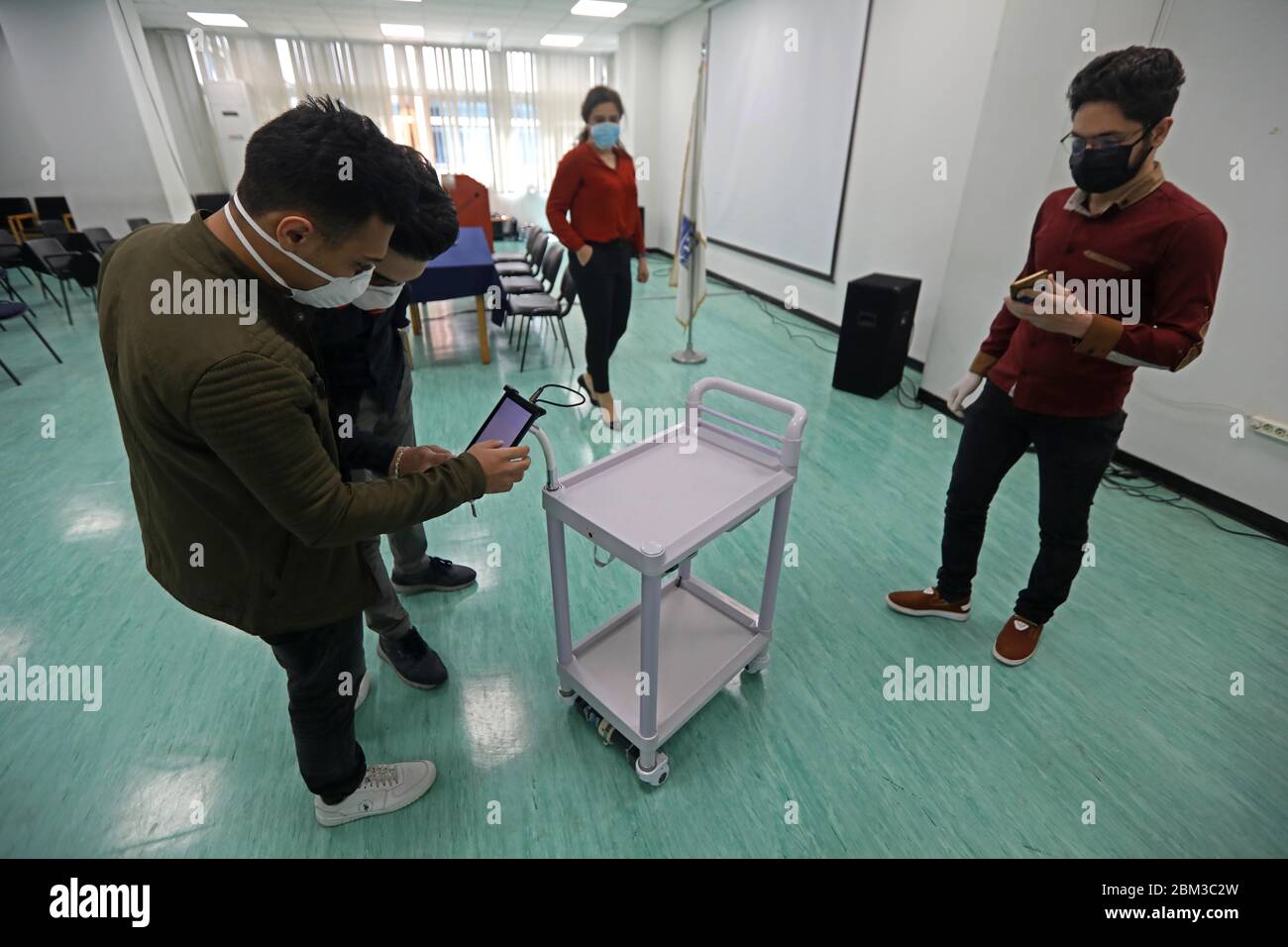 Beirut, Libanon. Mai 2020. Roboterdesigner bedienen den Roboterwagen im Rafic Hariri University Hospital in Beirut, Libanon, 6. Mai 2020. Die libanesische Universität (LU) hat am Mittwoch einen von Studenten der Universität erfundenen Roboterwagen gestartet, der Ärzten und Krankenschwestern helfen soll, den Kontakt mit COVID-19-Patienten zu verringern und ihr Infektionsrisiko mit dem Virus zu minimieren. Kredit: Bilal Jawich/Xinhua/Alamy Live News Stockfoto