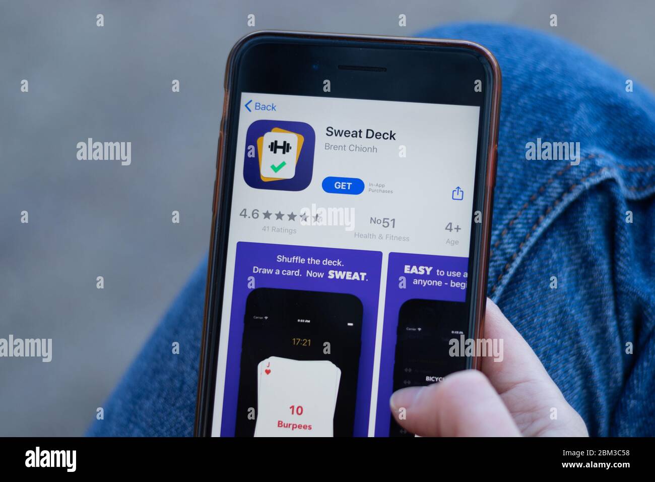 New York, USA - 1. Mai 2020: Sweat Deck App Logo Nahaufnahme auf dem Handy-Bildschirm, illustrative Editorial Stockfoto