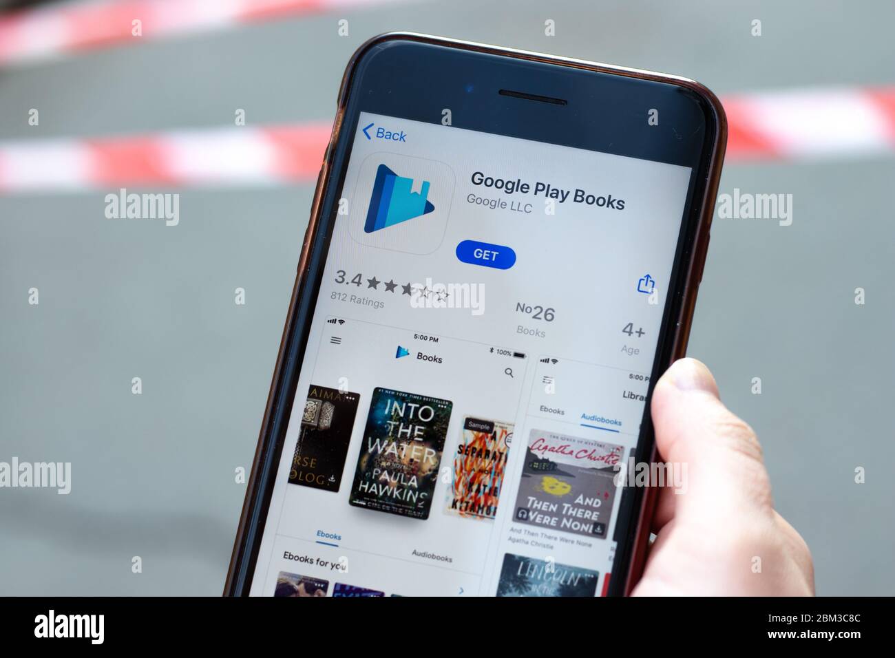 New York, USA - 1. Mai 2020: Google Play Books App-Logo Nahaufnahme auf dem Handy-Bildschirm, illustrative Editorial Stockfoto