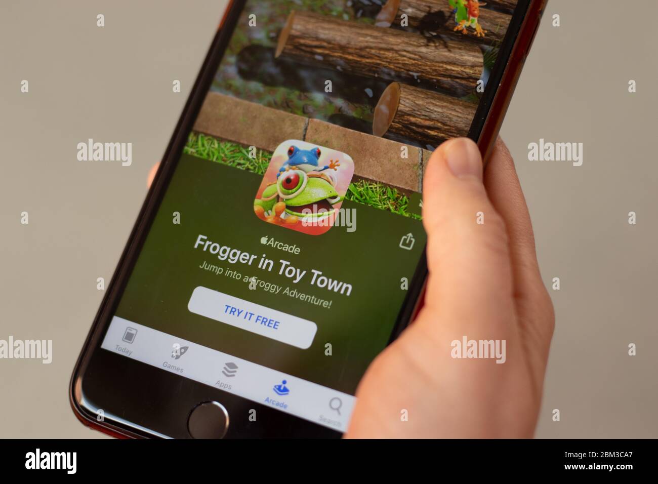 New York, USA - 1. Mai 2020: Frogger in Toy Town App-Logo Nahaufnahme auf dem Telefonbildschirm, illustrative Editorial Stockfoto
