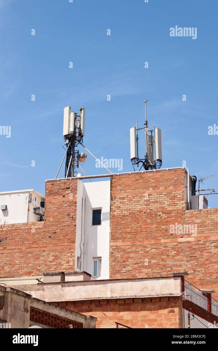 Telekommunikation Funkzellantennen auf dem Dach eines Wohngebäudes. 5g Hochgeschwindigkeits-Internet-Sender. Stockfoto
