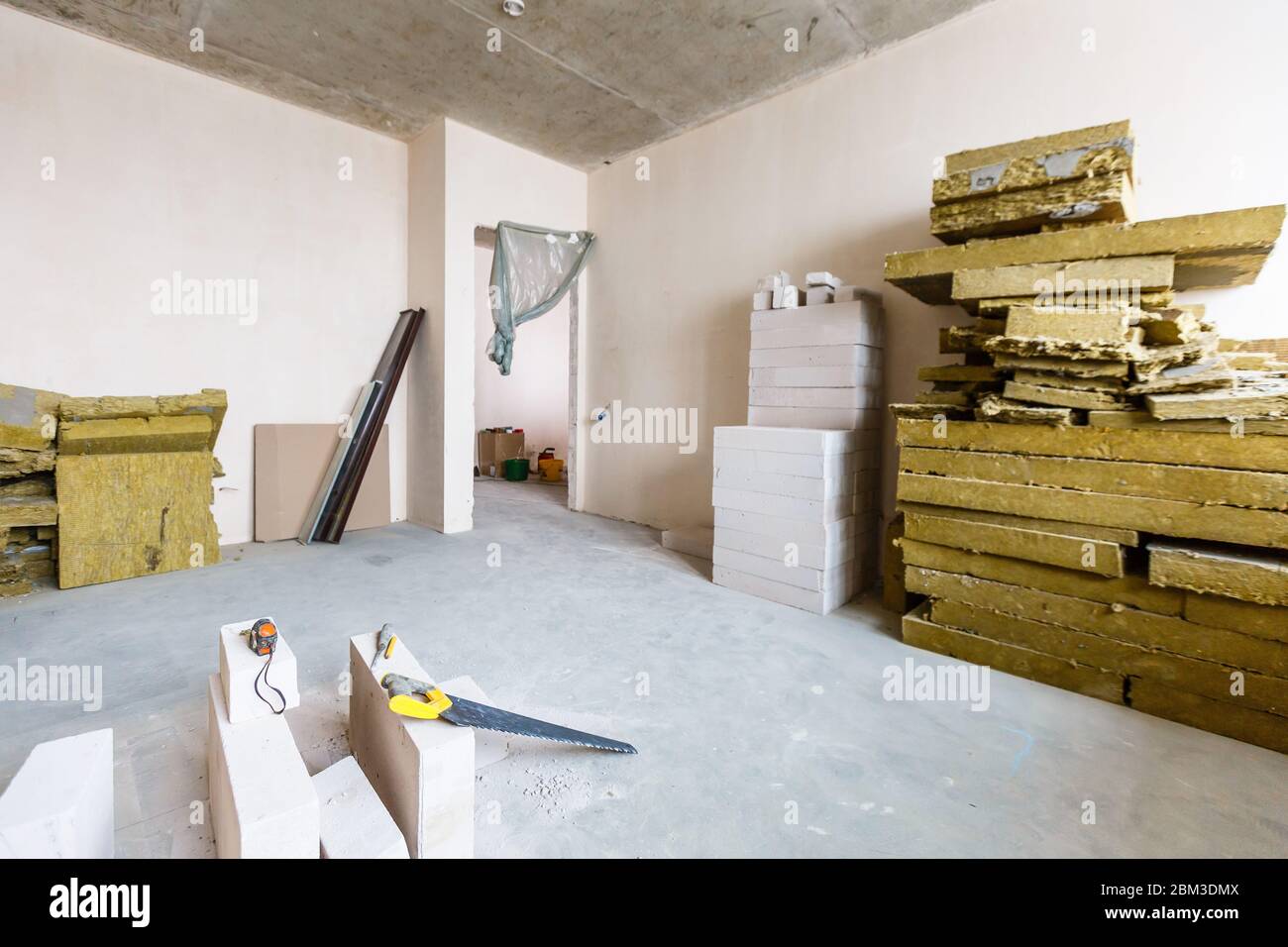 Material für Reparaturen in einer Wohnung ist im Bau, Umbau, Umbau und Renovierung. Wände aus Gipskartonplatten oder Trockenbau. Stockfoto