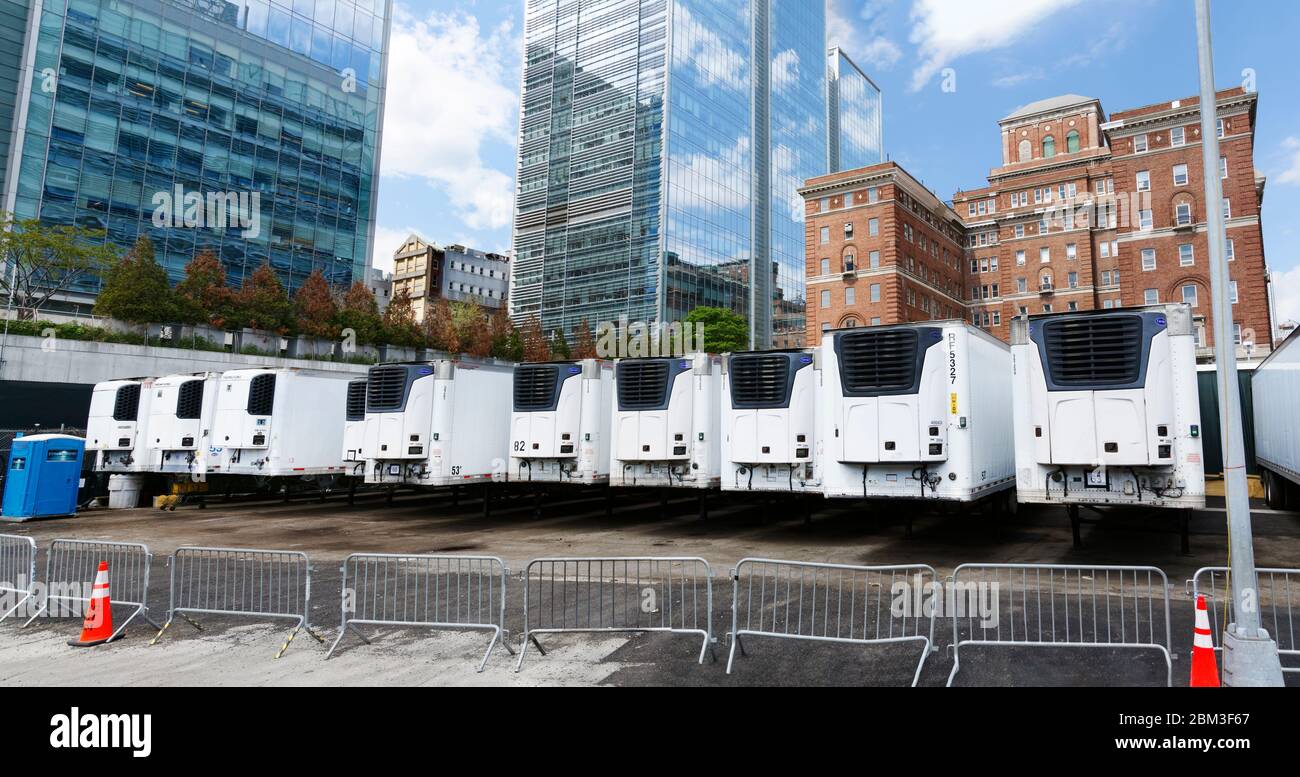 Kühltrucks, die im NYC Büro für medizinische Prüfer hinter dem Bellevue Krankenhaus für die überwältigende Menge an Todesfällen geparkt wurden Stockfoto