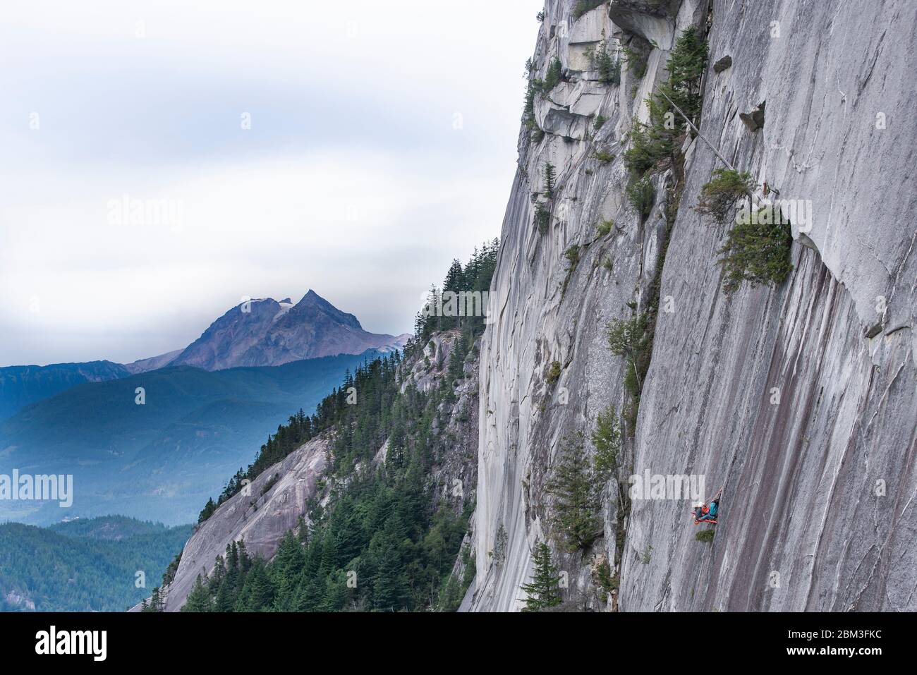 Zwei Männer hängen am Portaledge auf dem Squamish Chief mit Garibaldi Stockfoto