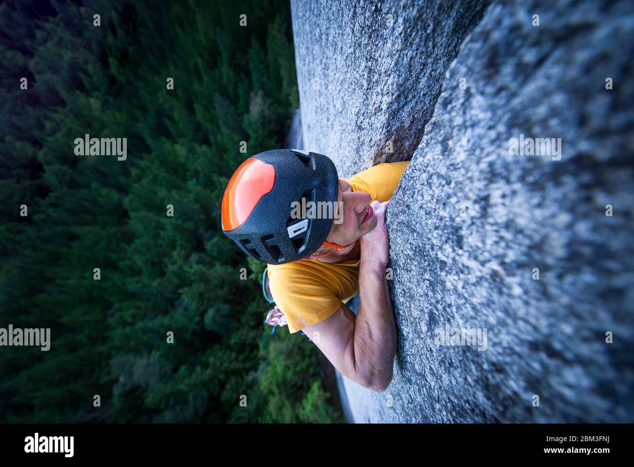 Mann kämpfen Blei Klettern in off-width klettern auf Granit Squamish Stockfoto