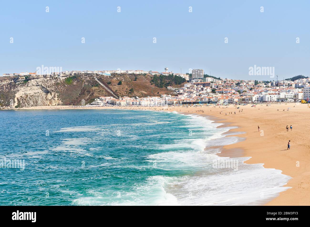 Sommermorgen am Strand von Nazaré in Portugal Stockfoto