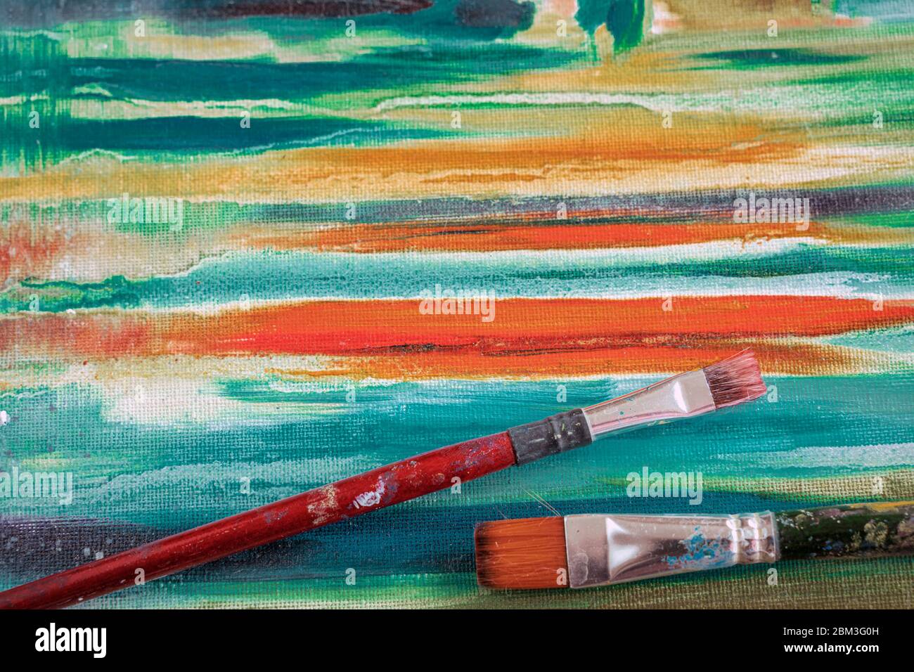 Nahaufnahme von zwei schmutzigen künstlerischen Pinsel auf Ölgemälde auf Leinwand, Kunst Jute, Textur Muster für lebendige Hintergrund Stockfoto