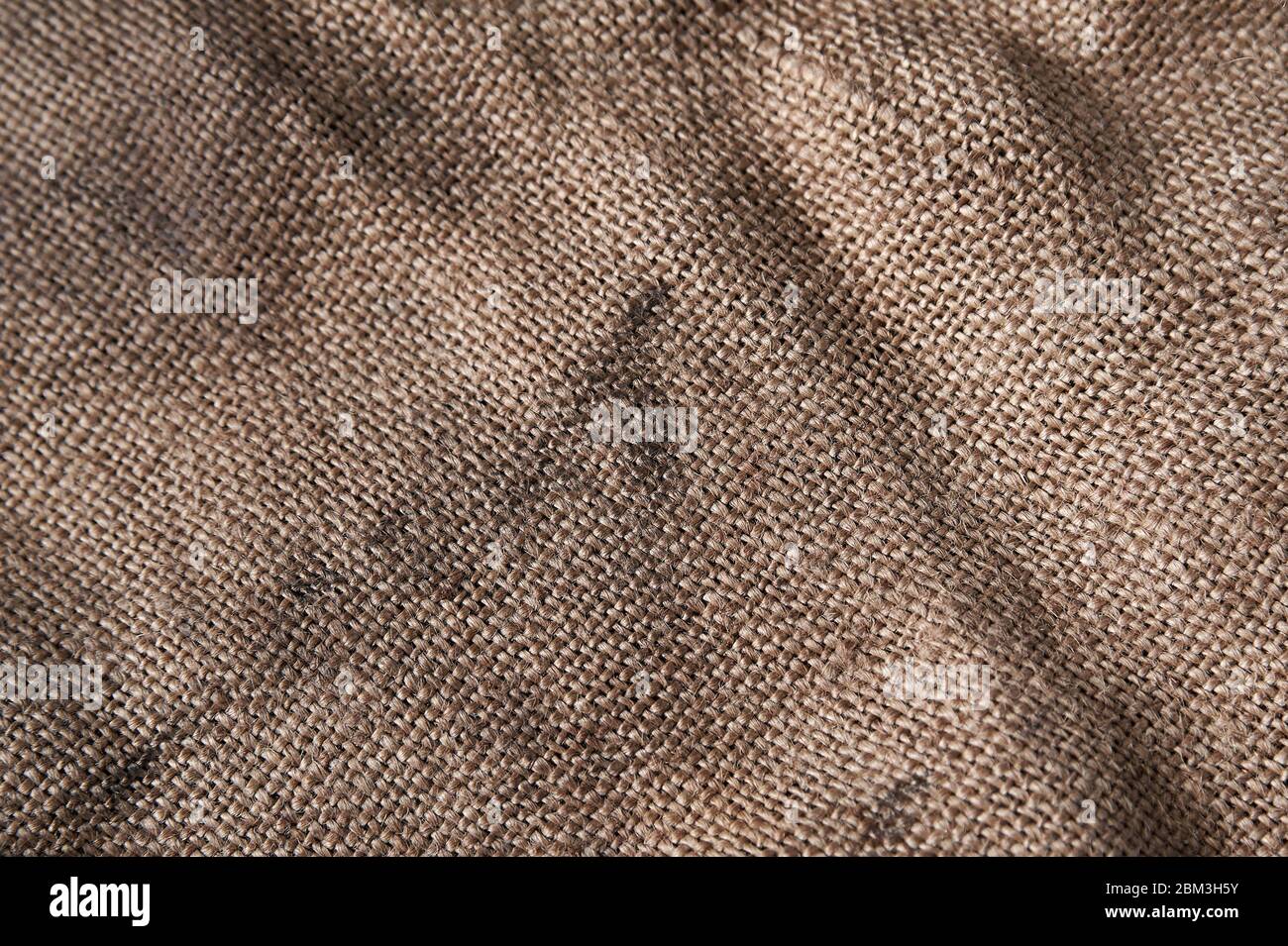 Garn und Schleimfaden auf schwarzem Holzhintergrund, Stillleben, Textur Stockfoto
