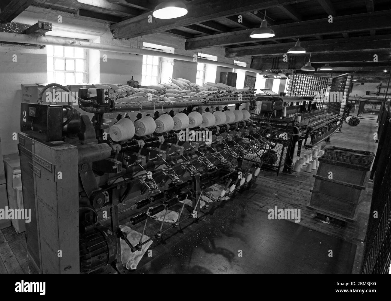 Innerhalb einer Manchester Cotton Mill, Cottonopolis, Herstellung von Baumwolle und Tuch, koning Maschine, coning Bereich Stockfoto