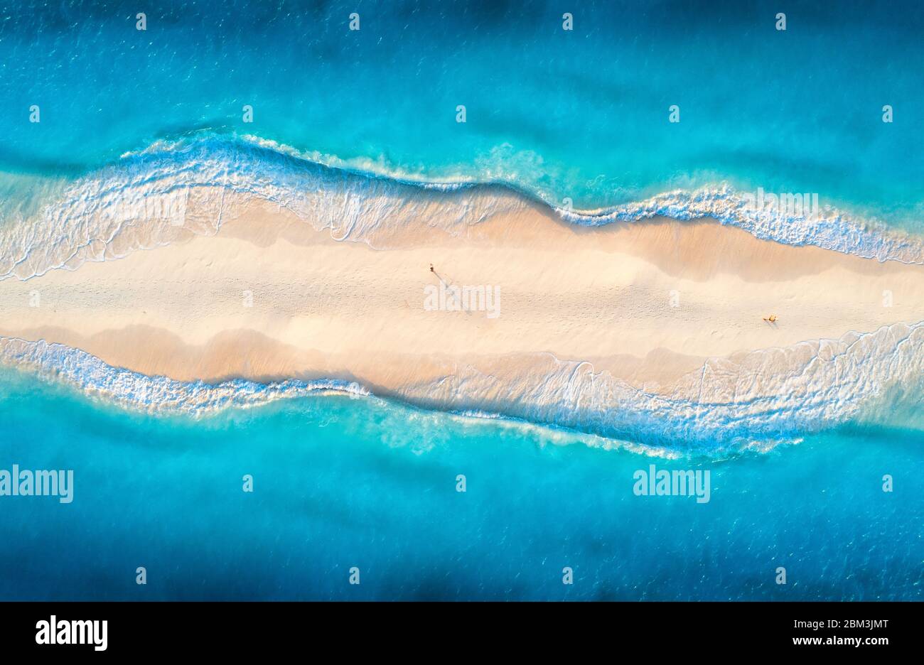 Luftbild blaues Meer mit Wellen auf beiden Seiten und Menschen Stockfoto