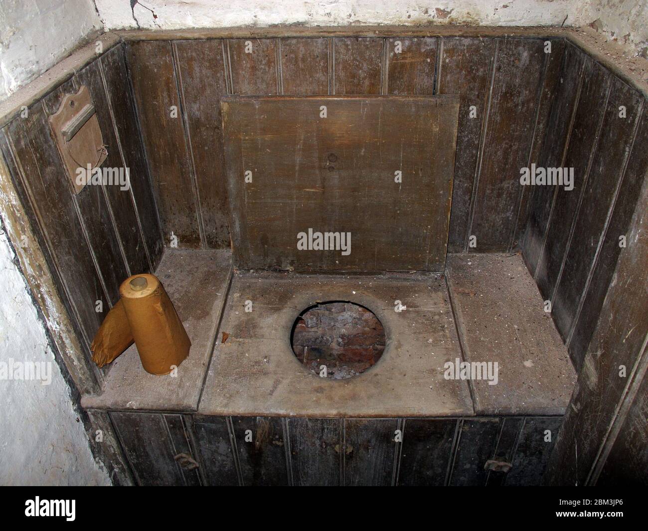 Viktorianisches einfaches Holz privy Toilette, WC, Wasserschrank, mit Toilettenpapier Stockfoto