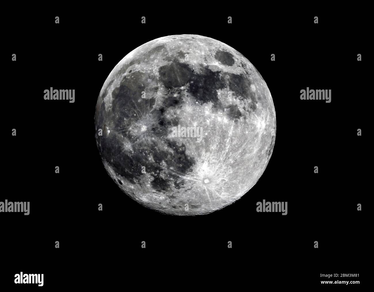 Helston, Cornwall, Großbritannien. Mai 2020. Super Flower Moon, auf seinem Höhepunkt am Nachthimmel über Helston, Cornwall, Großbritannien. Kredit: Bob Sharples/Alamy Live News Stockfoto