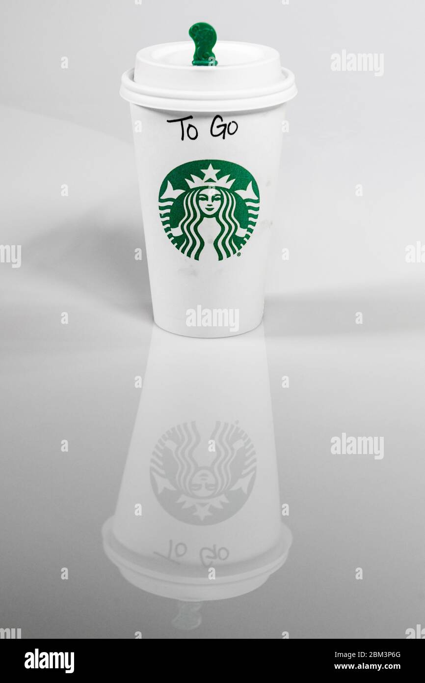 Starbucks Tassen - Starbucks Trinkbecher Stockfoto