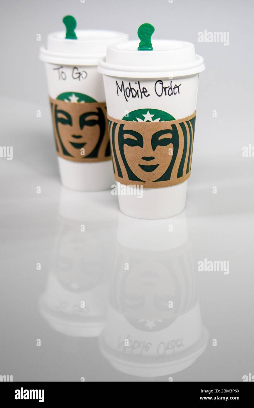 Starbucks Tassen - Starbucks Trinkbecher Stockfoto