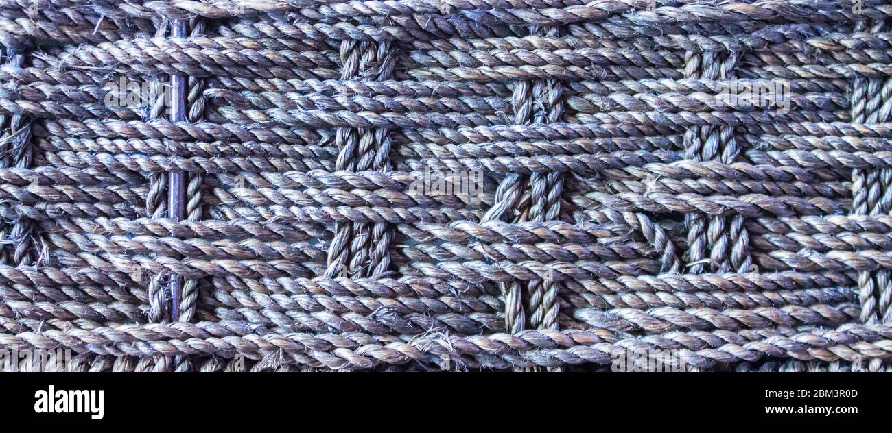 Nahaufnahme des gewebten Rattan Korbes in blau Stockfoto
